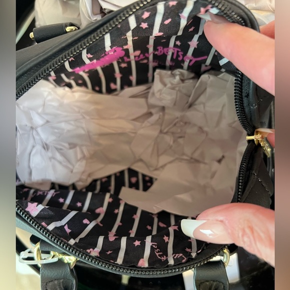 🧛‍♀️🖤💋BETSEY JOHNSON,LUV BETSEY LBHARLEY VAMPIRE LIP KITTY BARREL SATCHEL 🖤💋🧛‍♀️ - Picture 11 of 11